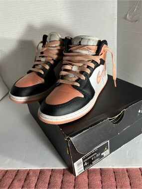 Jordan Kids Low-Top Sneakers in Peach, Black & White